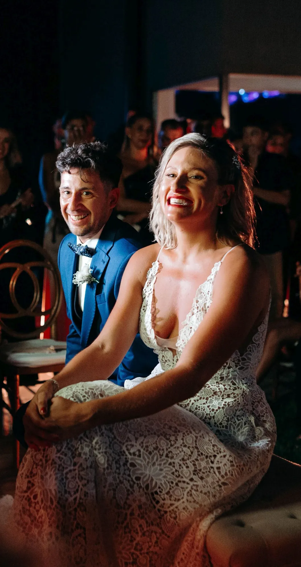 Foto de pareja de novios sonriendo en su boda